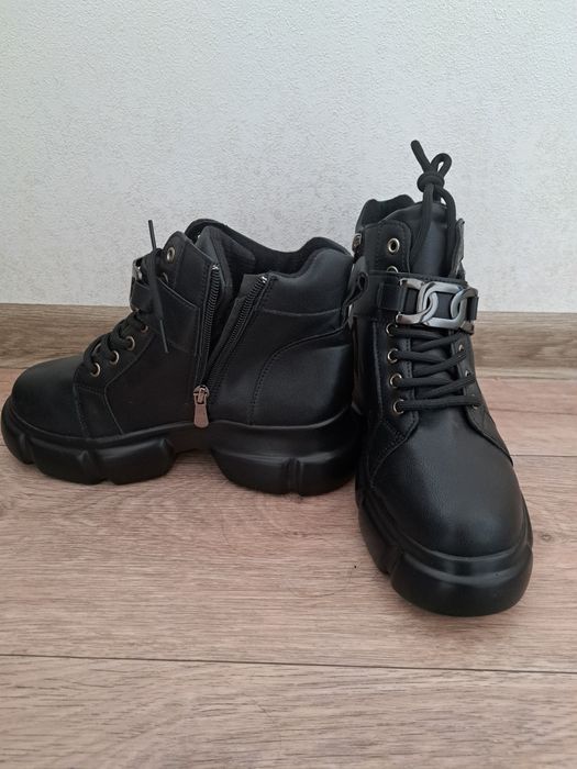 Демисезонные ботинки новые 38