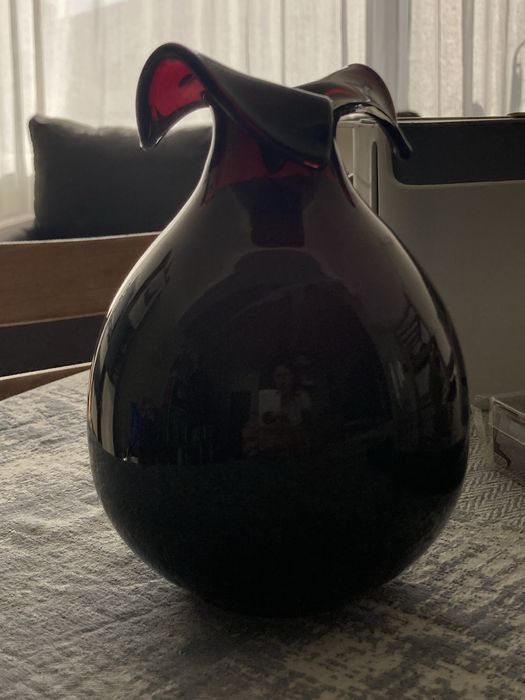 Червена стилна ваза