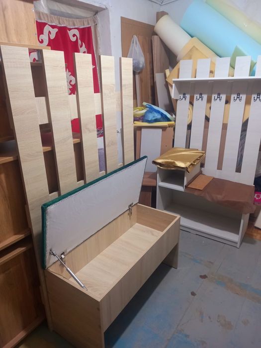 Продам в прихожую вешалку