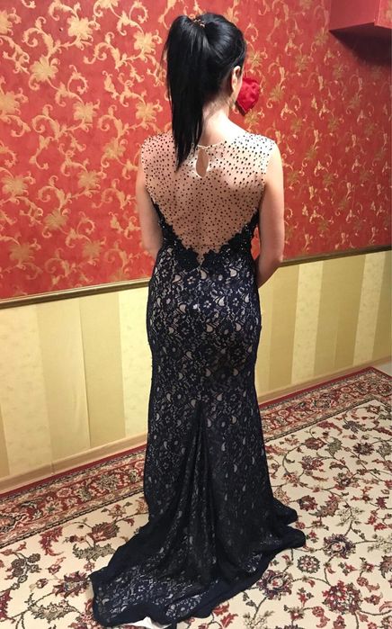 Официална рокля тъмно синьо с бежаво на турски дизайнер, красота