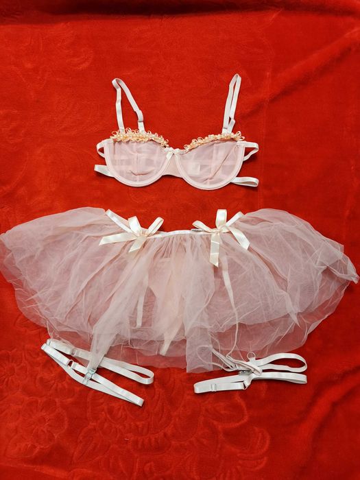 Set lenjerie din dantelă și tulle