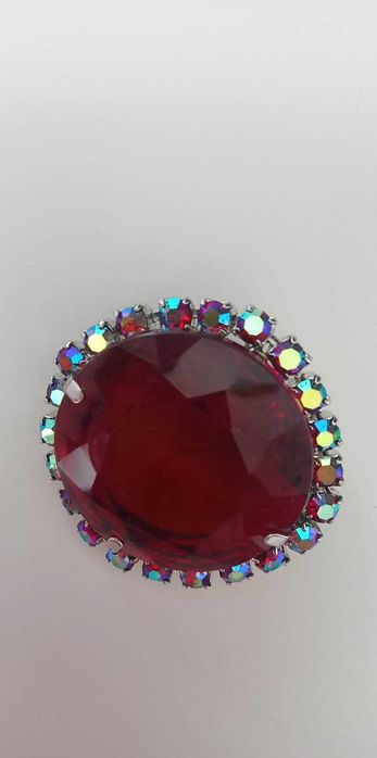 Красива "рубинена" брошка