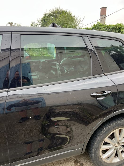 Dezmembrez  touareg 7p usa stanga fata , usa stanga spate , haion etc