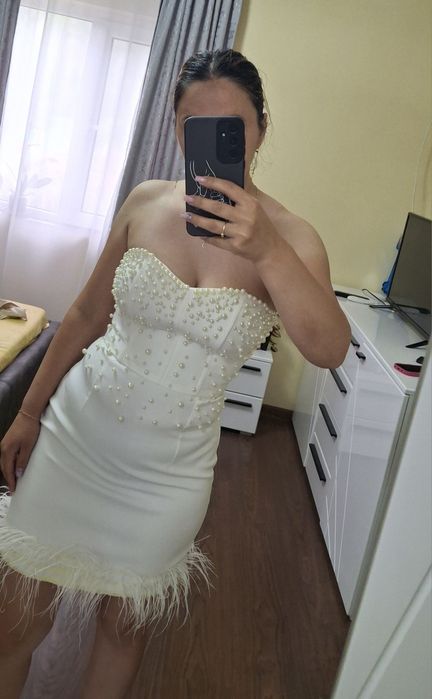 Rochie de cununie cu perle și pene