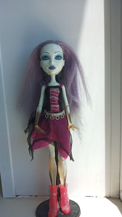 Домик для кукол с мебелью.