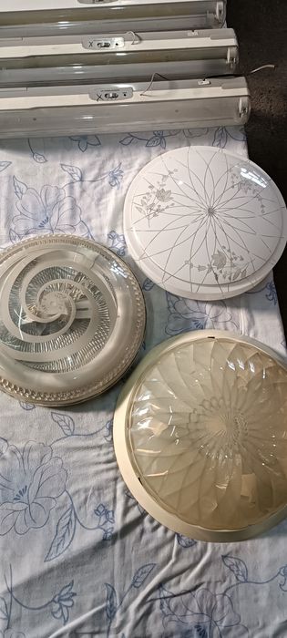 Лампы длинные , плафоны.