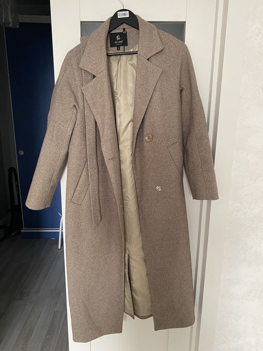 Пальто коричневого цвета прямого кроя, хорошего качество. Демосезон