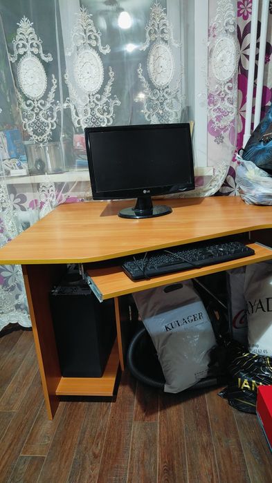 Продам компьютерный стол