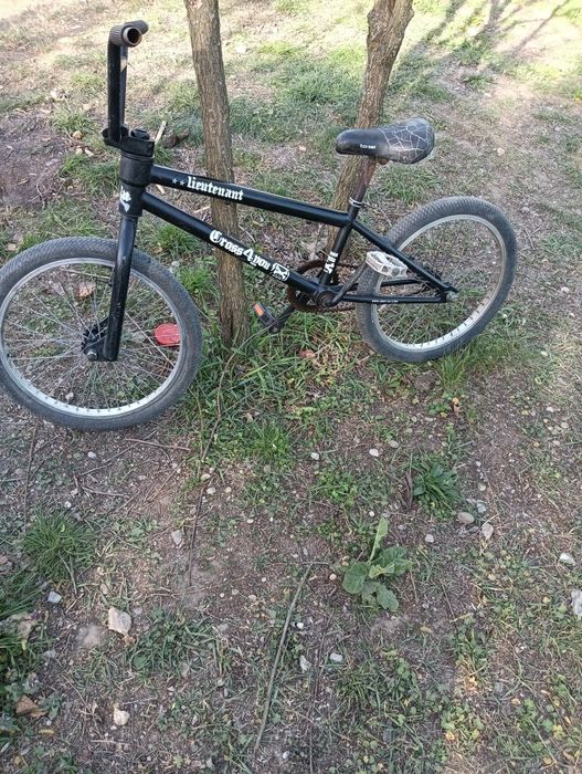 Vând BMX în stare bună, ideal pentru trick-uri și plimbări urbane. Bicicleta este solidă, fără probleme tehnice, gata de folosit.