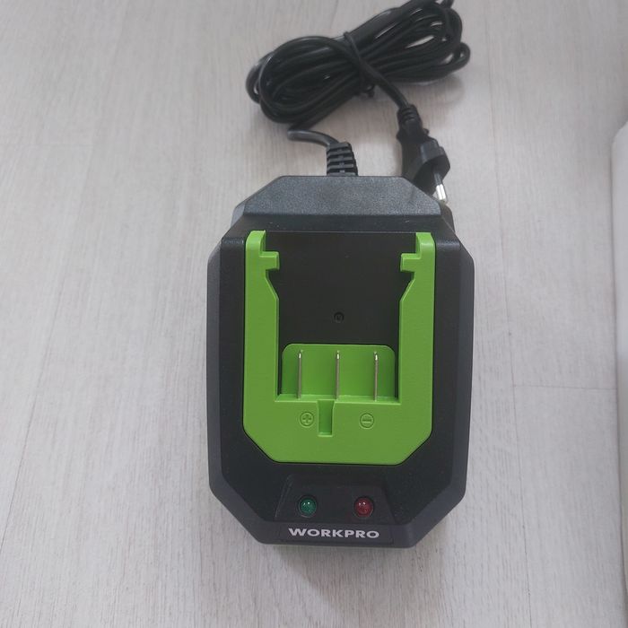 Професионално бързо зарядно Lux-Tools 20V (1 PowerSystem) - 2.4A / 70W