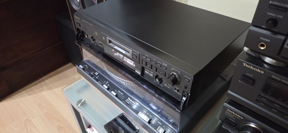 Minidisc technics SJ-MD100 cu telecomanda originala  in stare perfecta de functionare.