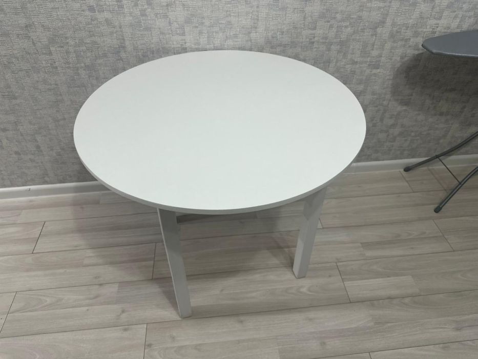 Продам стол, 2 новые табуретки