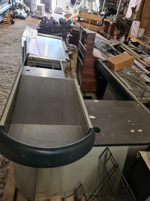 Касов бокс с подвижна лента