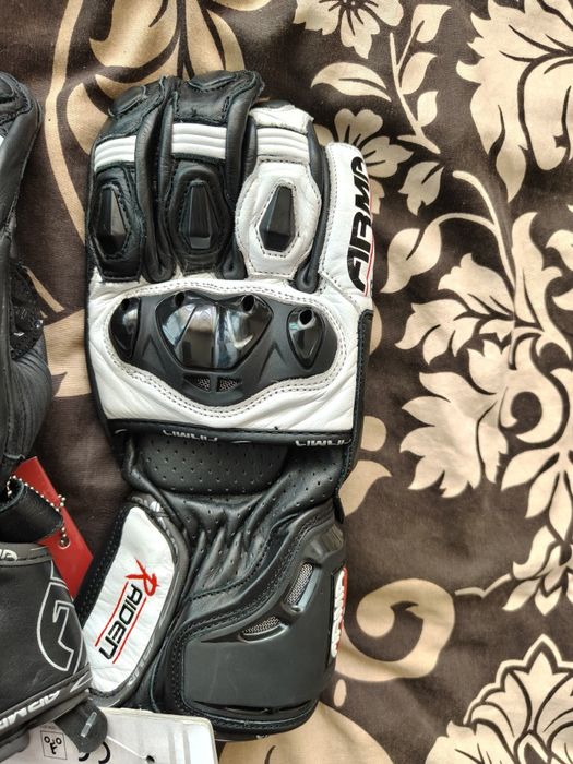 Два вида кожени ръкавици за мотор ARMR Moto Raiden