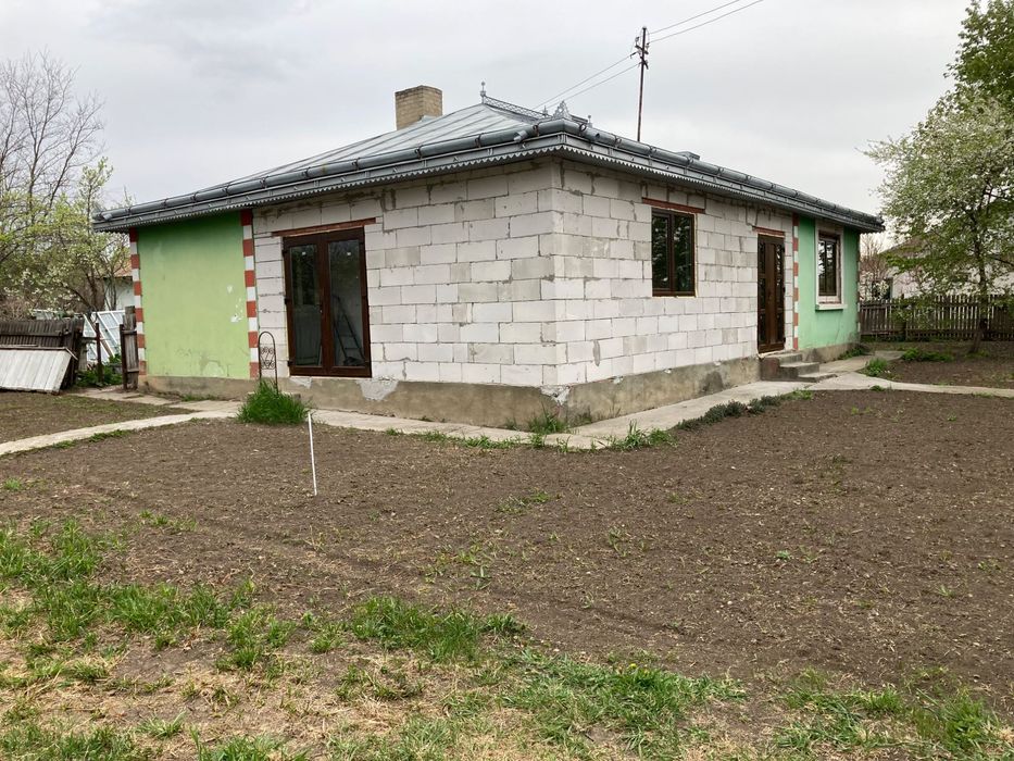 Casă + teren de vanzare