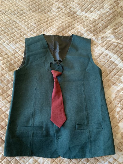 Продам жилетку школьную