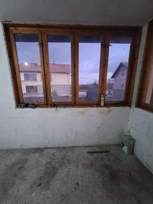 Продавам  четири врати и дограма