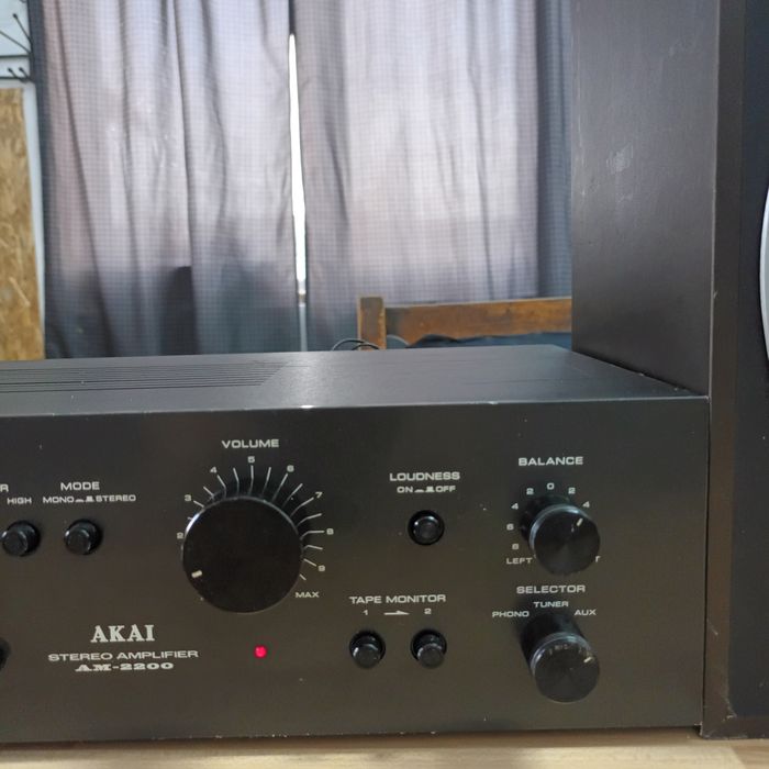 Boxe Universum LED 1500 și amplificator Akai AM 2200
