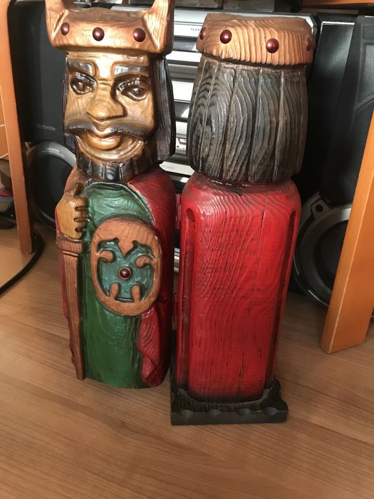 Cutie veche sculptata pentru sticle de vin