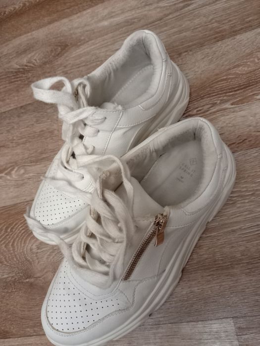 Продам женские кроссовки