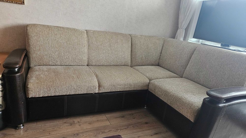 Мягкий,удобный диван.