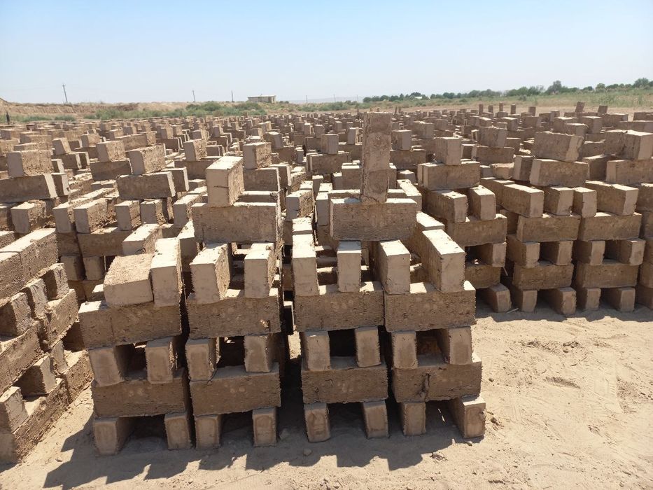 Zavodda ishlab chiqarilgan xom g'isht sotiladi