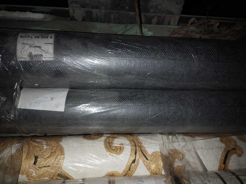 Разного цвета и размера обои, остаток после ремонта