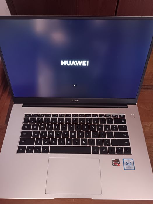 Huawei MateBook D 15 BOHK-WAX9X
cu AMD Ryzen 7 3700U, 8 GB RAM și graf