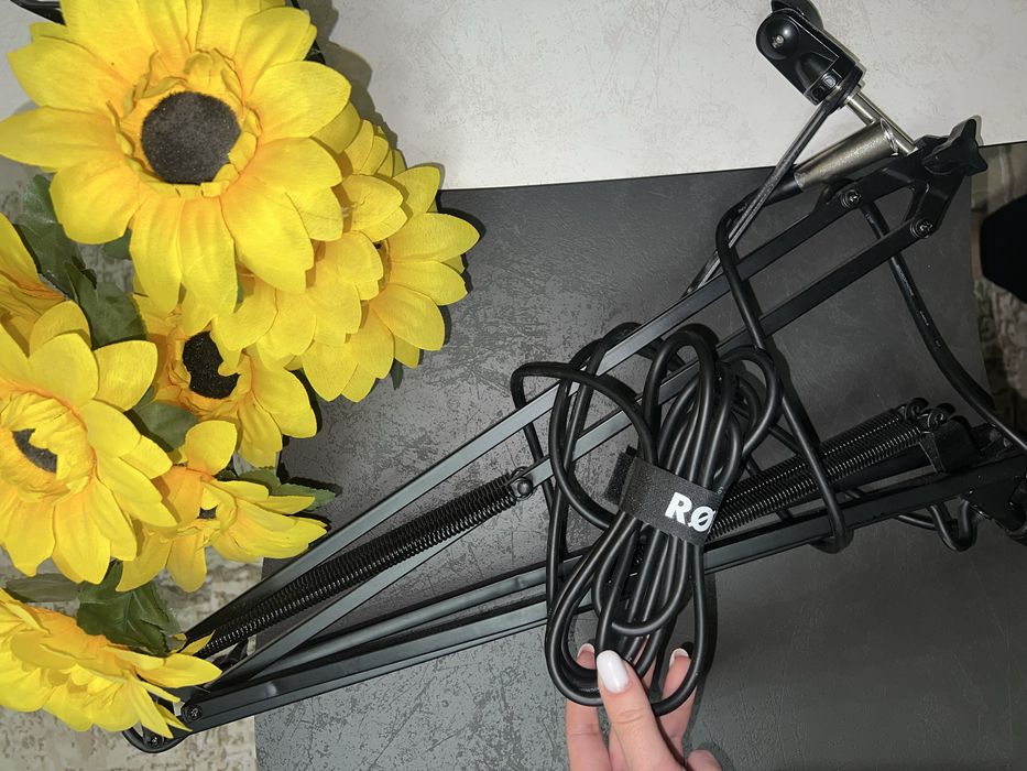 Kit complet studio/podcast – Microfon Rode Nt 1-A, Interfață Audio, Braț Profesional, Căști și Accesorii
