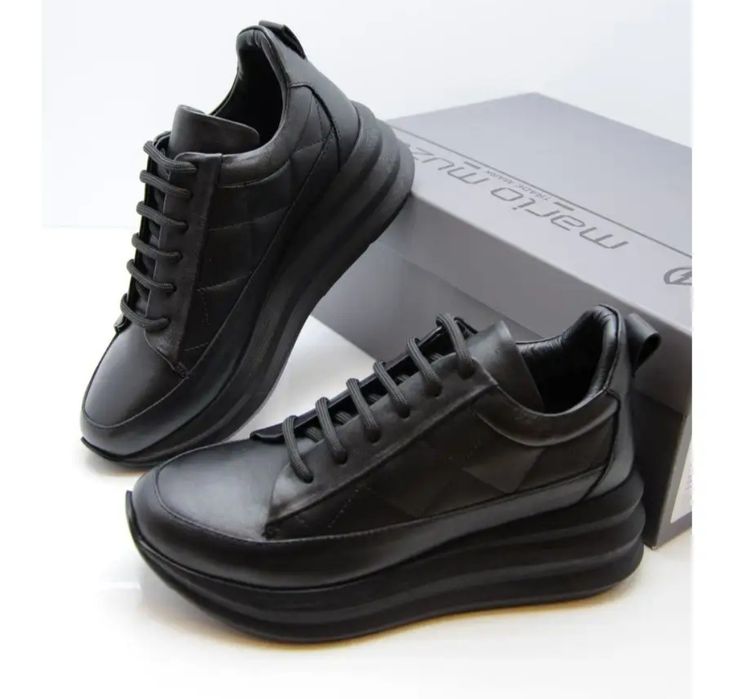 Продаются женские кроссовки