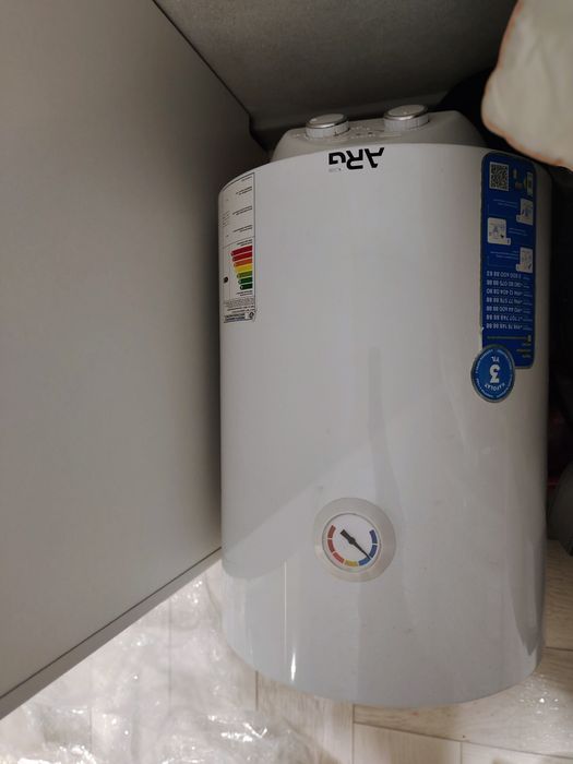 Продам водонагреватель аристон