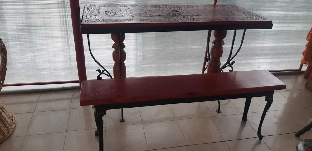 Masa sculptata pentru crama cu fier forjat