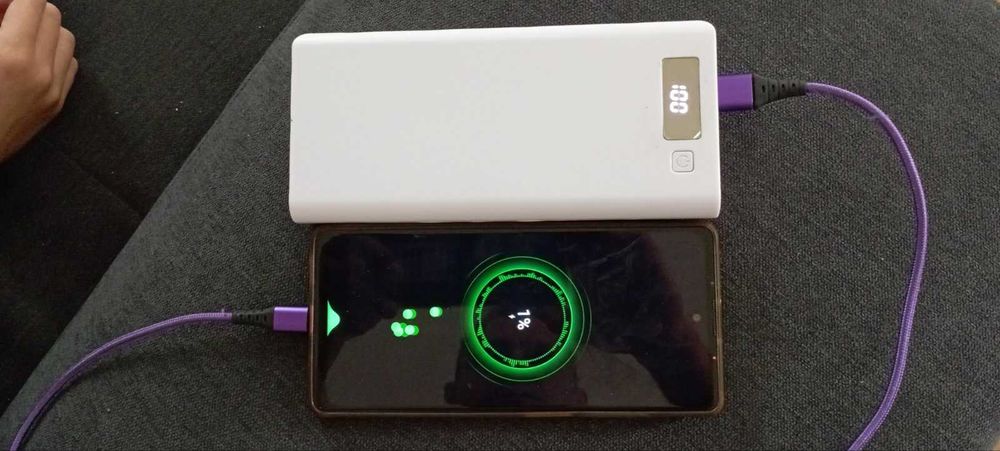 Външна батерия Powerbank с реален капацитет 10800 мАh.