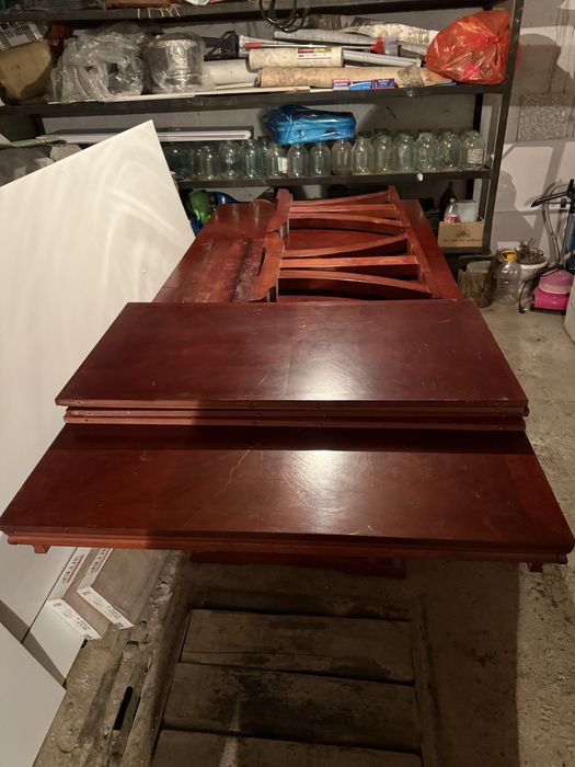 Продам стол под красное дерево .