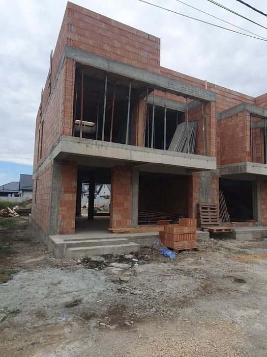 Constructor case la rosu