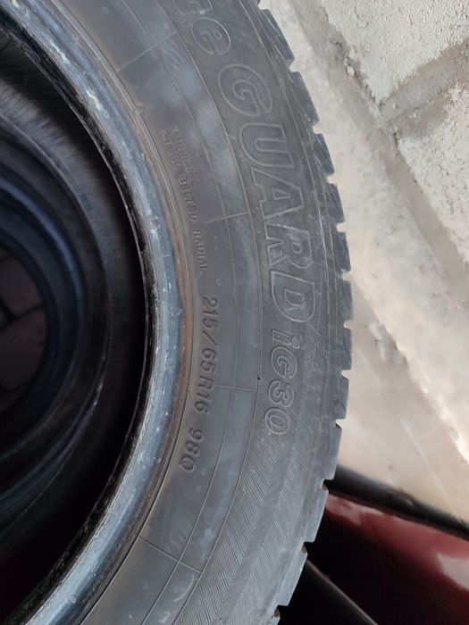 Шины продам зимние.