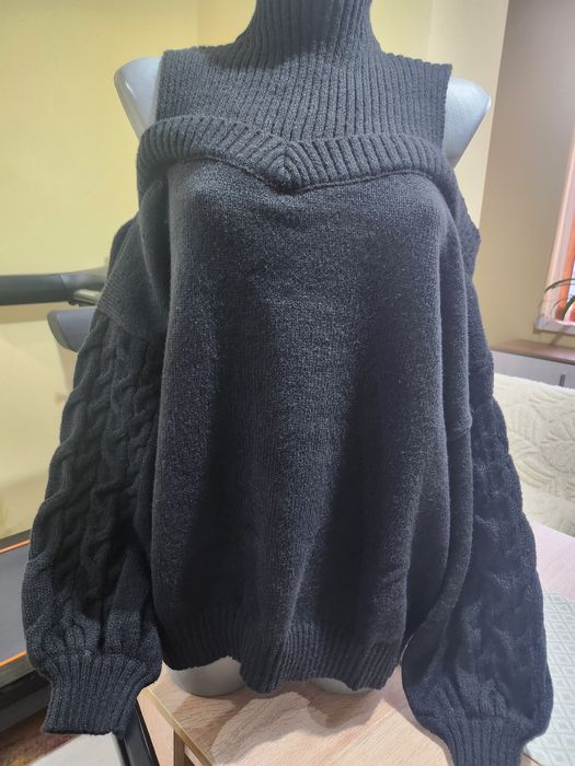 Дамски пуловер с голо рамо