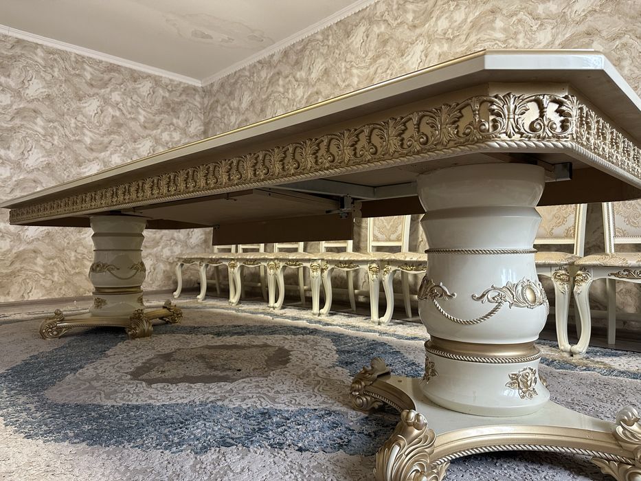 Стол со стульями гостинный