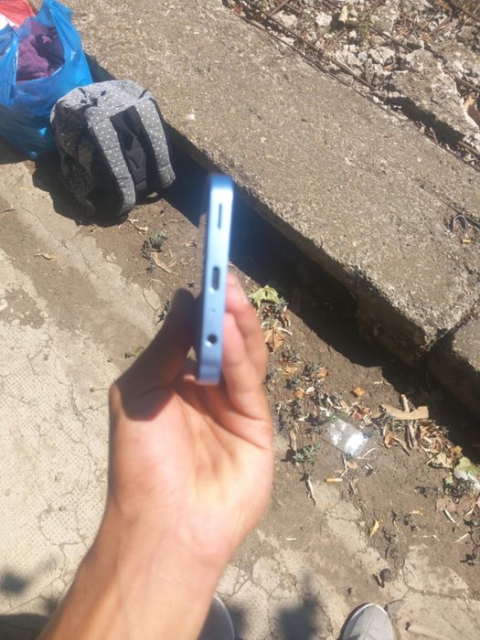 Am samsung galaxy A25 5 GB este aproape nou utilizat 2 luni nu are nici o defecțiune  pe marginea se poate afla arsura de țigare mica dar nu afectează