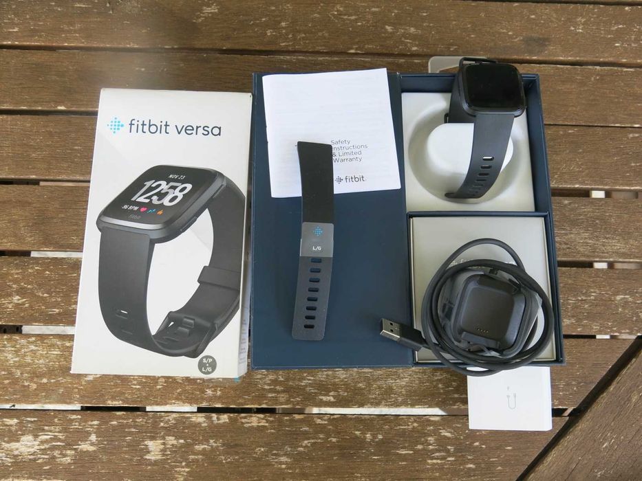 Спортен смарт часовник Smartwatch Fitbit Versa, Черен