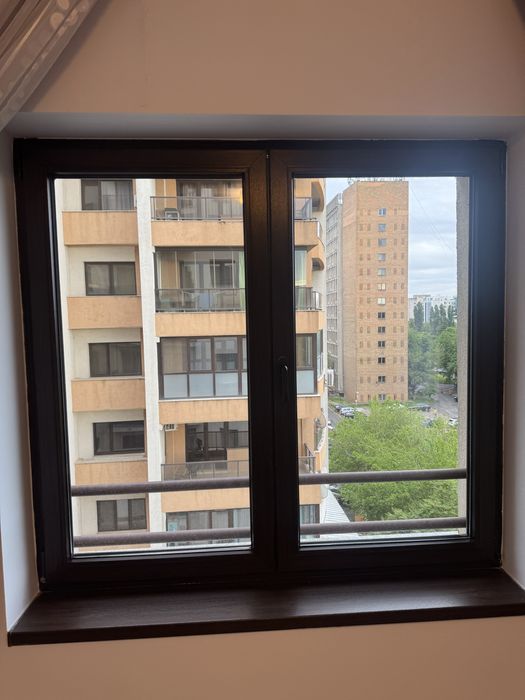 Set termopane Rehau apartament maro inchis cu plase de tantari.