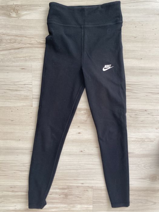 Клин Nike, панталон и долнище Guess