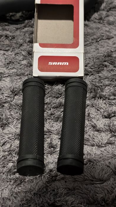 Седло, грипсы и педали для велосипеда