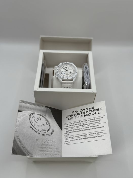 Bu saat Swatch x Omega “Mission to the Moonphase” (Snoopy)