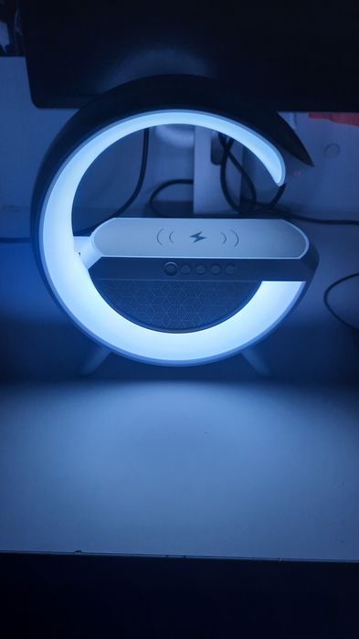 Lampa de birou cu boxa bluetooth și încărcător wireless