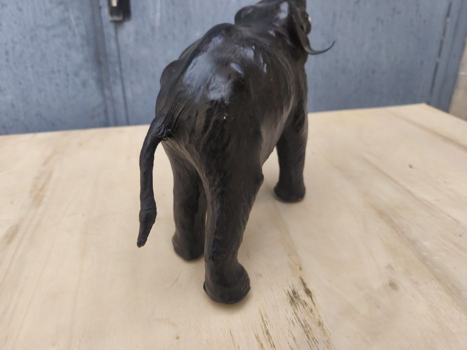 Кожена фигурка / статуетка на слон
