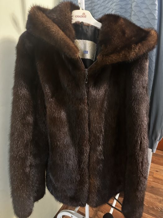 Продам шубу норка корчневая. Размер 44. На замке. С капюшоном