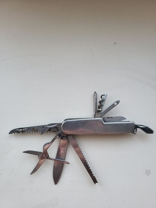 Многофункциональный инструмент с чехлом.