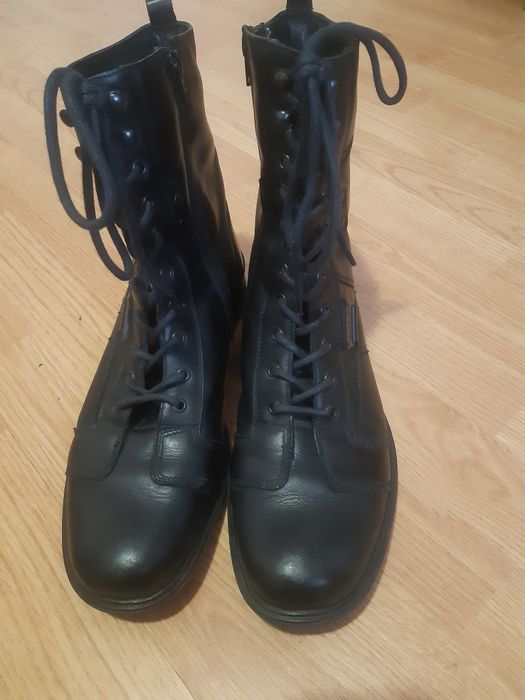 Bocanci bărbătești mărimea 44 .