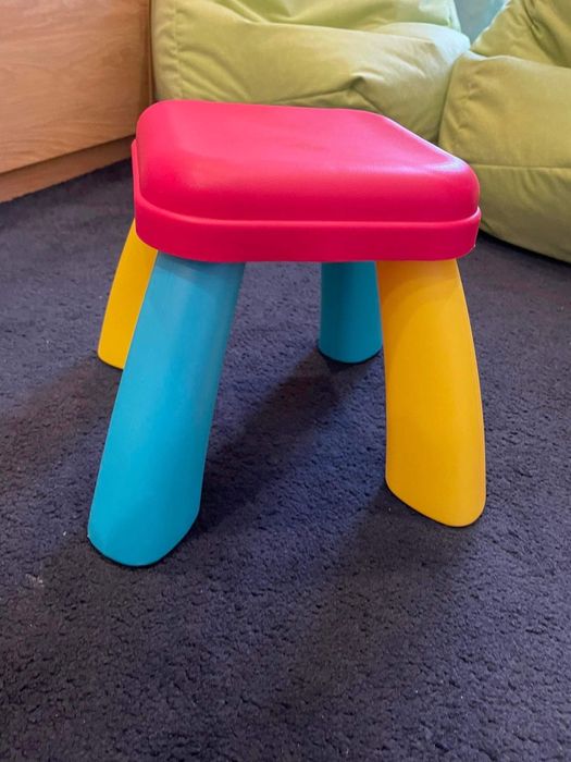 Детско бюро със столче